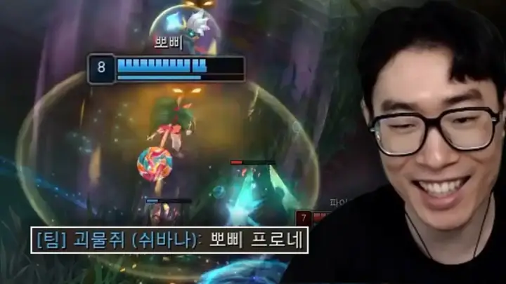 괴물쥐 원딜 플레이 ‘합격입니다’의 리그 오브 레전드 교전 장면