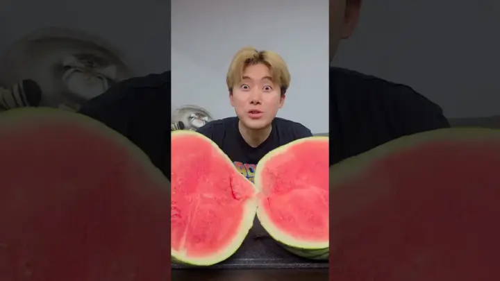 허팝이 확인하는 씨 적은 수박 내부 모습