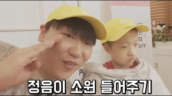 김왼팔 로블록스 게임에서 정음이와 함께 어두운 공간을 탐색하는 장면