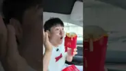 겜브링 GGAM BRING이 맥도날드 컵홀더를 차량에서 테스트하는 장면