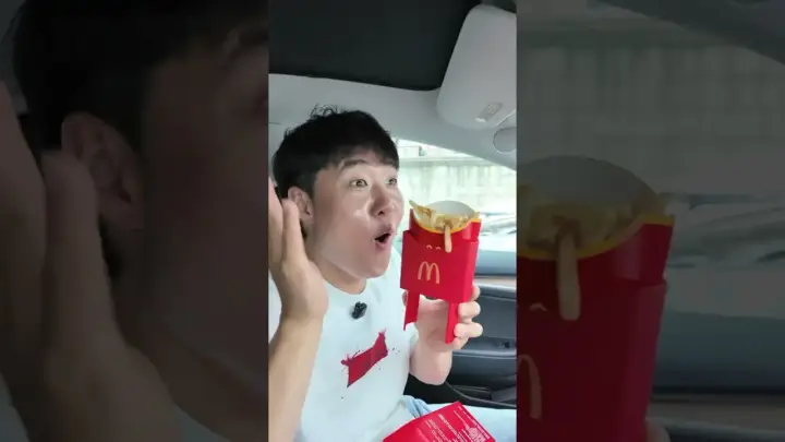 겜브링 GGAM BRING이 맥도날드 컵홀더를 차량에서 테스트하는 장면