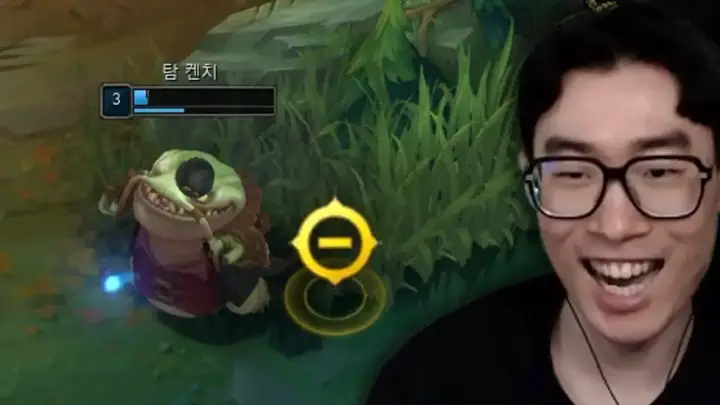 괴물쥐 롤 게임에서 바텀 2대3 교전을 펼치는 리그 오브 레전드 장면