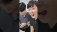 겜브링이 포켓몬 30주년 카드를 개봉하는 장면